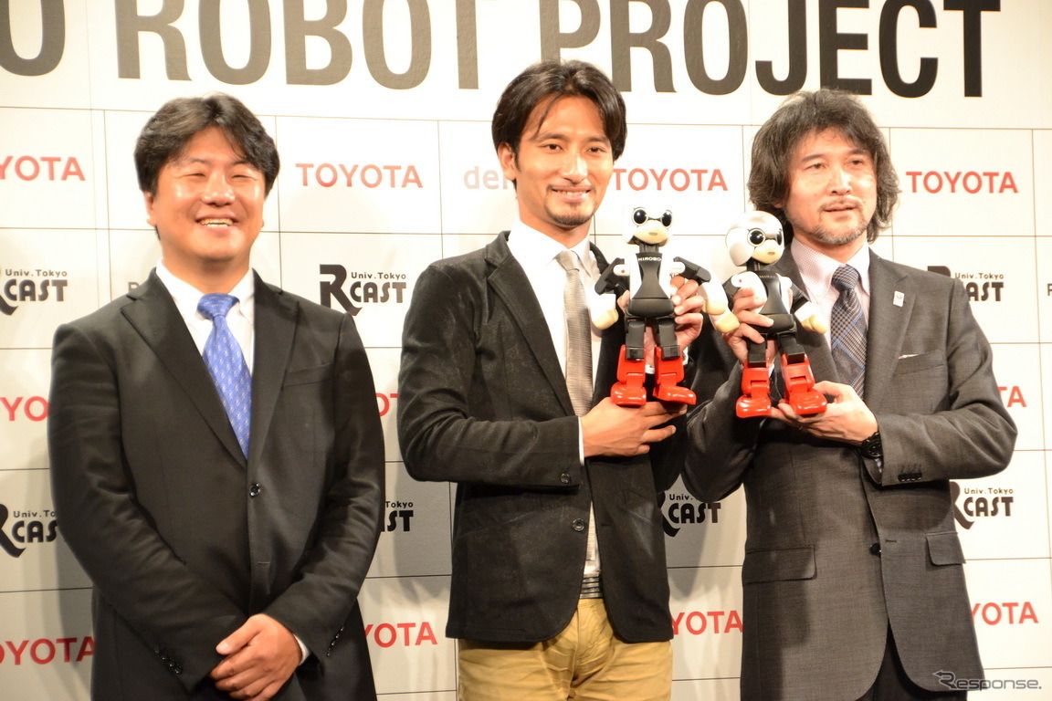 KIROBO、MIRATAとプロジェクトメンバー。左側はプロジェクトマネージャにあたる電通 西嶋氏。