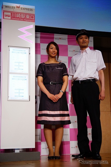 バス停と新デザインの制服。男性乗務員は夏バージョン。