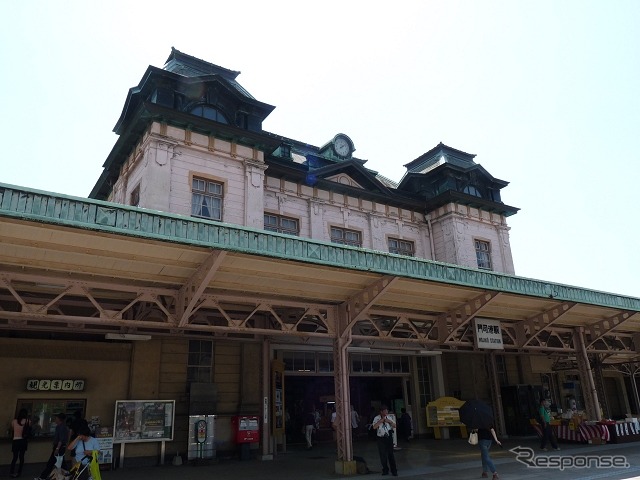 1914年に建造された門司港駅の駅舎。現在は改修工事中で、仮駅舎での営業となっている。