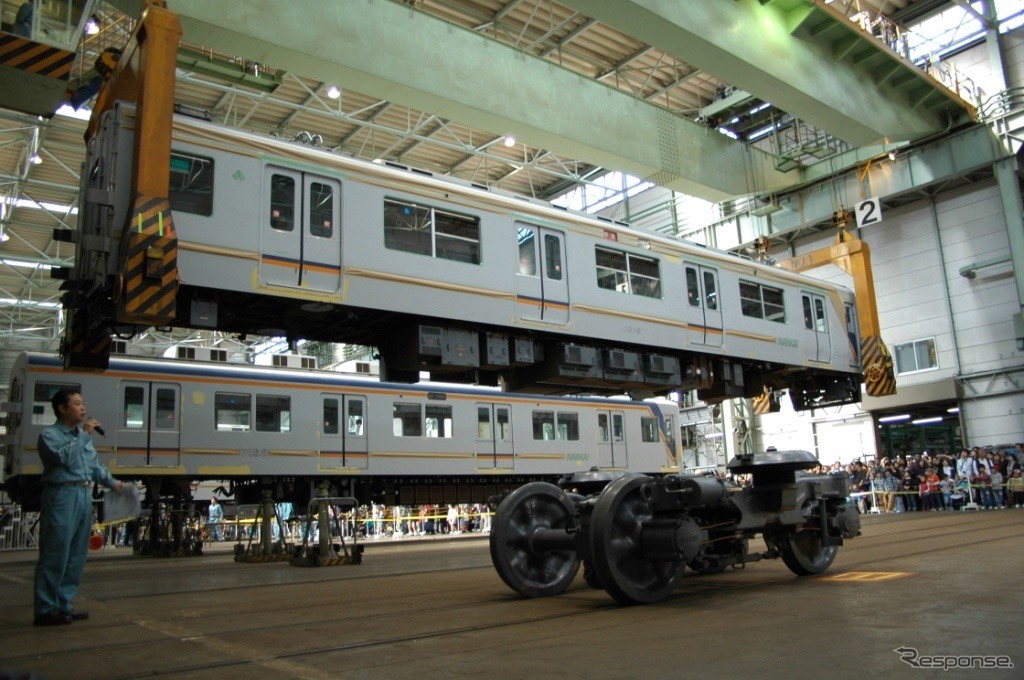 千代田工場で電車のクレーンつり上げなどを見学する。