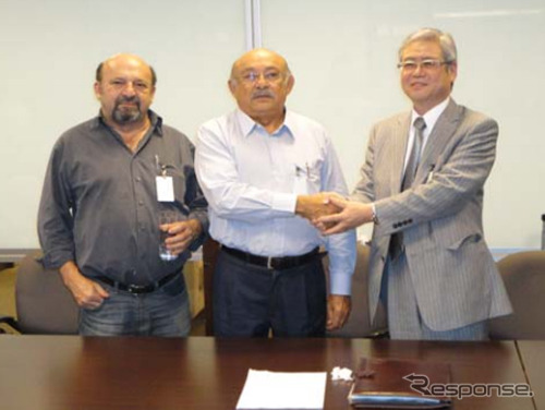 東海ゴム工業の尾崎副社長（右）とProduflex MG社の Edgar President（中央）、Expedito氏