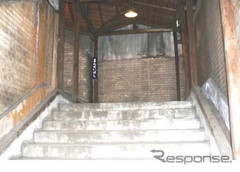 旧・万世橋駅に残る東側の階段の遺構（2006年）。