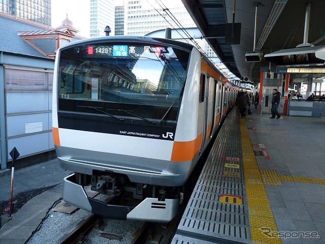 東京駅に停車中の中央線快速（E233系）。定期収入は1.0の減少だったが、定期外収入の近距離は1.1％増加した。