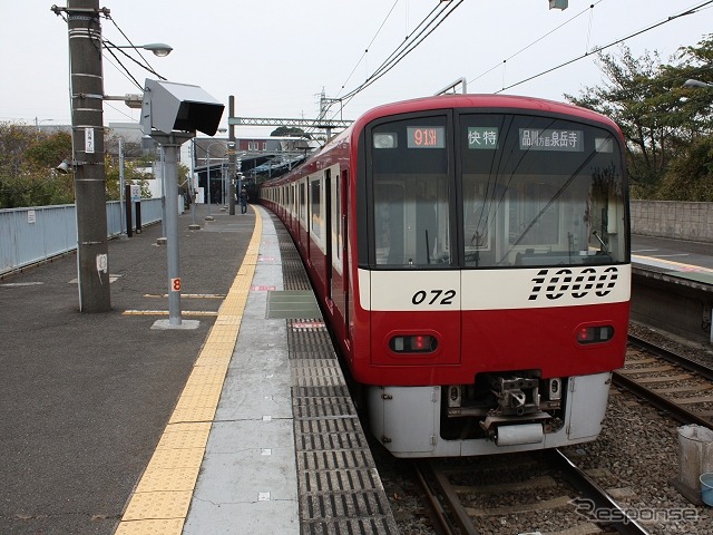 三崎口駅で発車を待つ泉岳寺行き快特。同駅を含む4駅でスタンプを三つ集めたスタンプ帳を提示すると、オリジナルペーパークラフトがプレゼントされる。