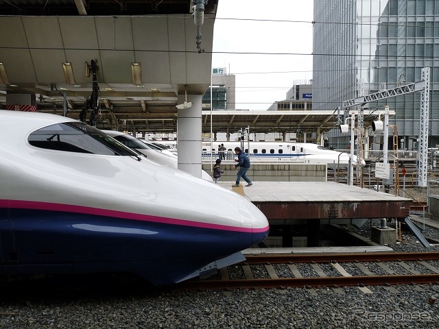東京駅で並ぶJR東日本の新幹線車両E2系（手前）とJR東海のN700系（奥）。