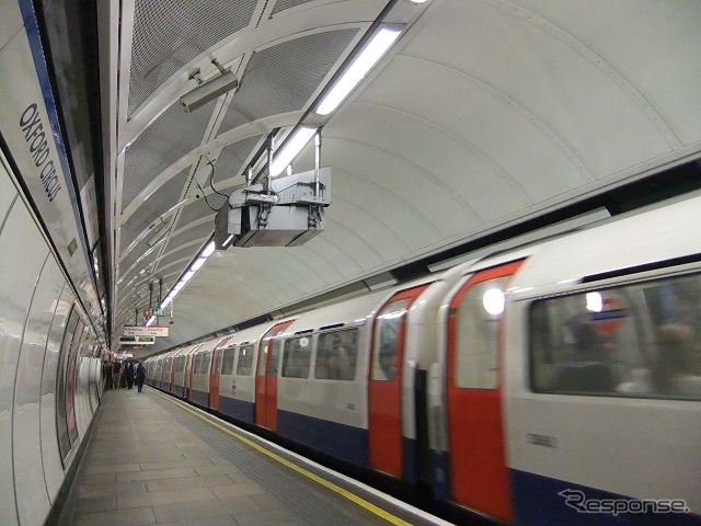 オックスフォード・サーカス駅のホームには今年から冷房装置が設置された。