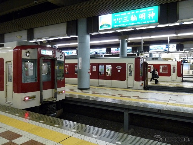 大阪上本町駅で発車を待つ近鉄大阪線の準急など。「孫と一緒に～」は60歳以上の大人が小学生以下の子供1・2人を同伴する場合に限り利用できる。