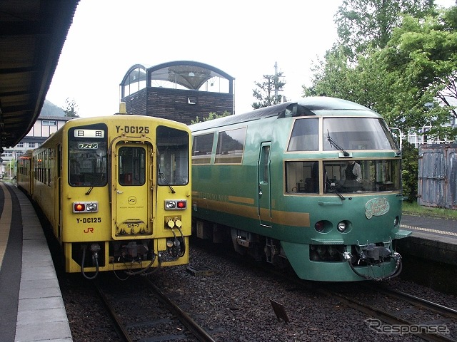 久大本線由布院駅に停車中の特急「ゆふいんの森」（右）。キハ71・72系で運転されている。