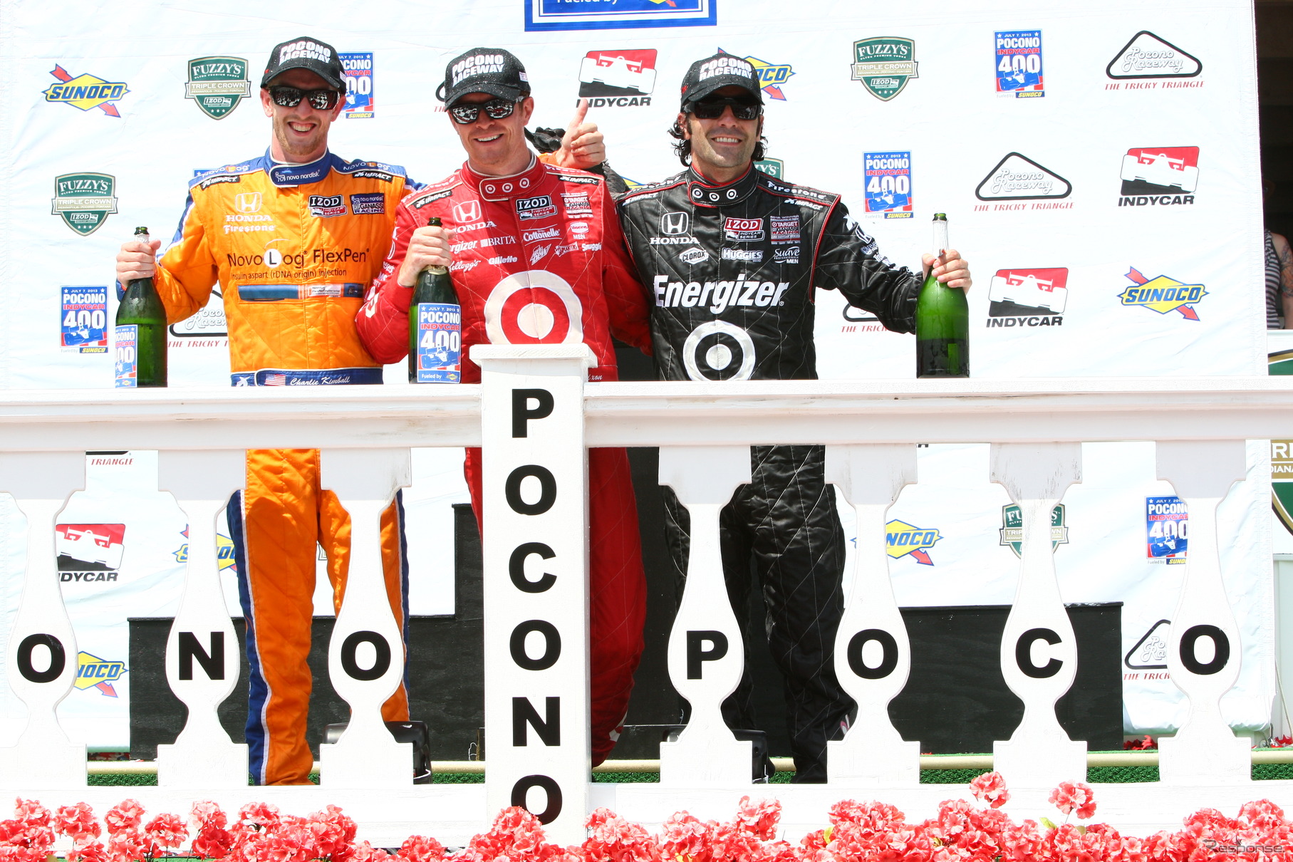 左から2位のキンボール、優勝ディクソン、3位フランキッティ。写真：IndyCar