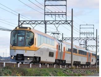 近鉄の団体専用車両20000系「楽」。通常は営業列車が走らない短絡線を経由して大阪上本町駅から近鉄宮津駅に向かう。