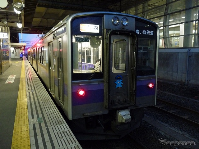 八戸駅に停車中の青い森鉄道の車両。