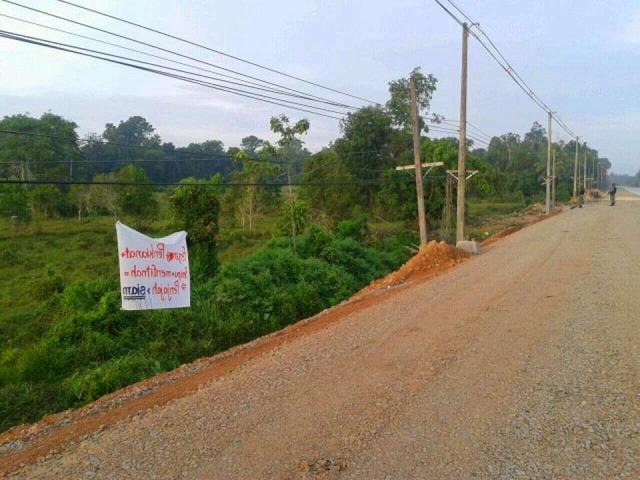 「テロリストの植民地主義者」　タイ深南部に政府批判の横断幕