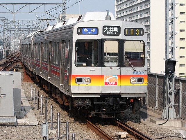 東急大井町線で運用されていた頃の8590系の編成。写真の先頭車（大井町方）はデハ8692。