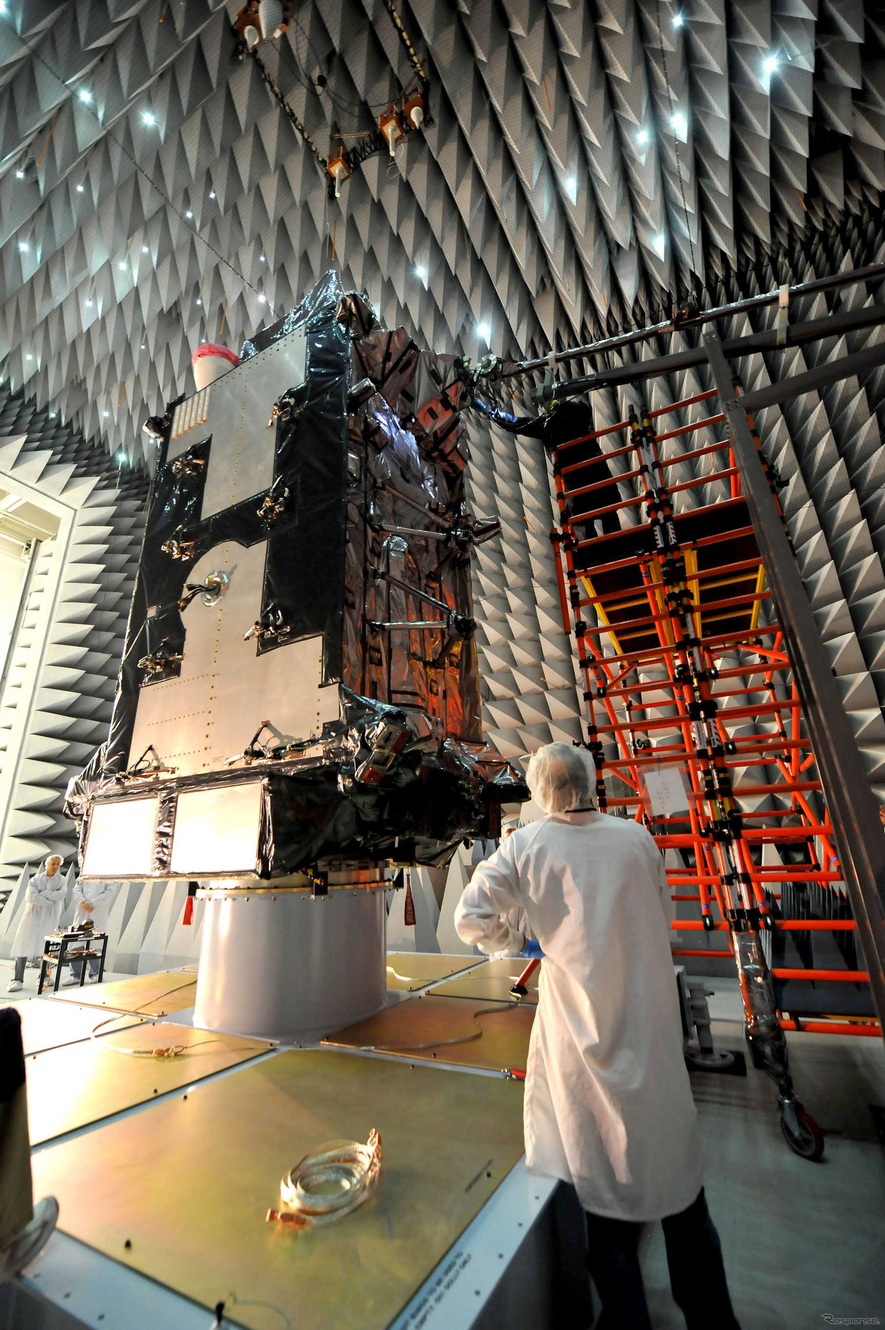 コロラド州デンバーのロッキード・マーティン社衛星開発施設で受動相互変調歪試験、電磁適合性試験にのぞむGPS III試験機GNST