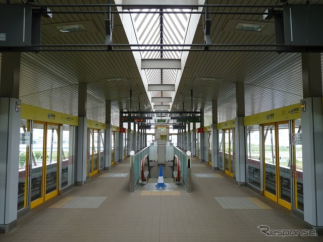 市場前駅のホーム。駅名の由来である豊洲新市場が未完成のため、1日あたりの利用者は20～30人と極めて少ない。