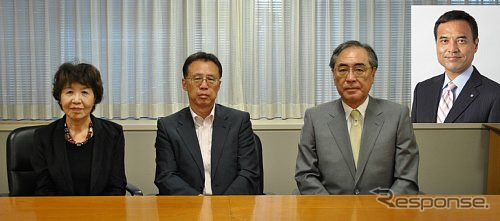 左から、土田委員、縄野委員、伊藤委員新浪委員（右上）は海外出張中につき電話会議で参加