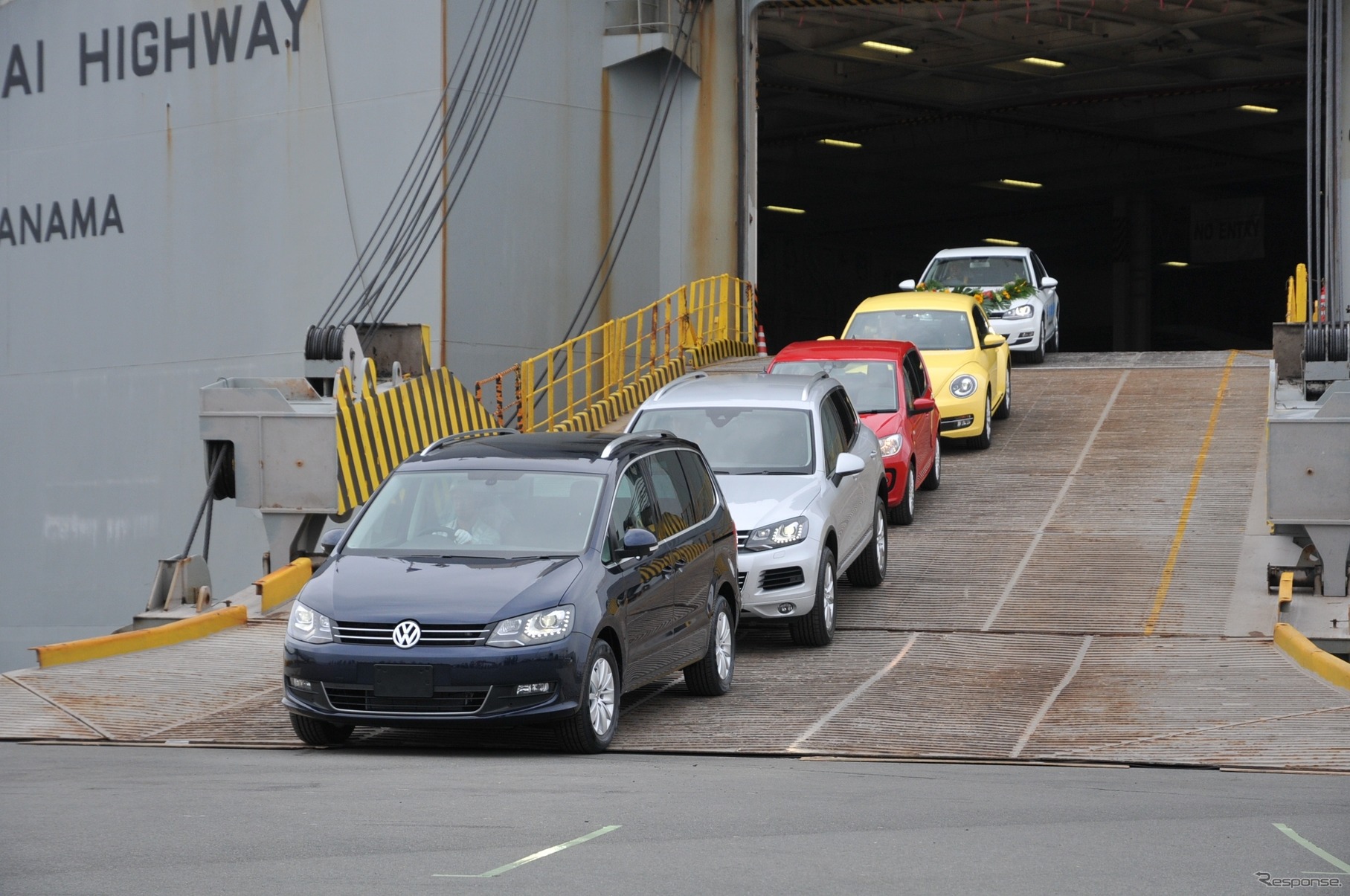 7月17日、自動車専用船「シャンハイ ハイウェイ号」から陸揚げされるVW車。今回、同船から合計1454台のVW車が陸揚げされた