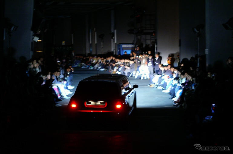 ショーの主役はファッション?　それとも『MINI XXL』?