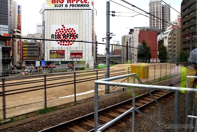 手前がJR中央線の営業線レール（上り線）　奥が電車留置線