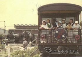 1970年頃の屋外展示場の様子。手前のマイテ49形展望客車は後に動態復元され、現在もJR西日本のイベント列車などで運用されている。