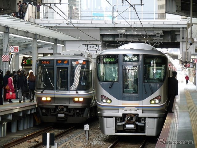 大阪駅に入線した223系（左）と225系（左）。6月も運輸取扱収入、輸送状況ともに好調だった。