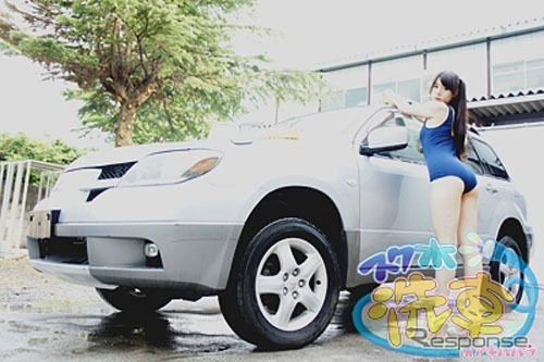 スクール水着 着用の女性スタッフによる洗車サービス