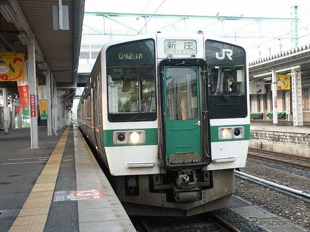 米沢駅で発車を待つ山形線の新庄行き普通列車。
