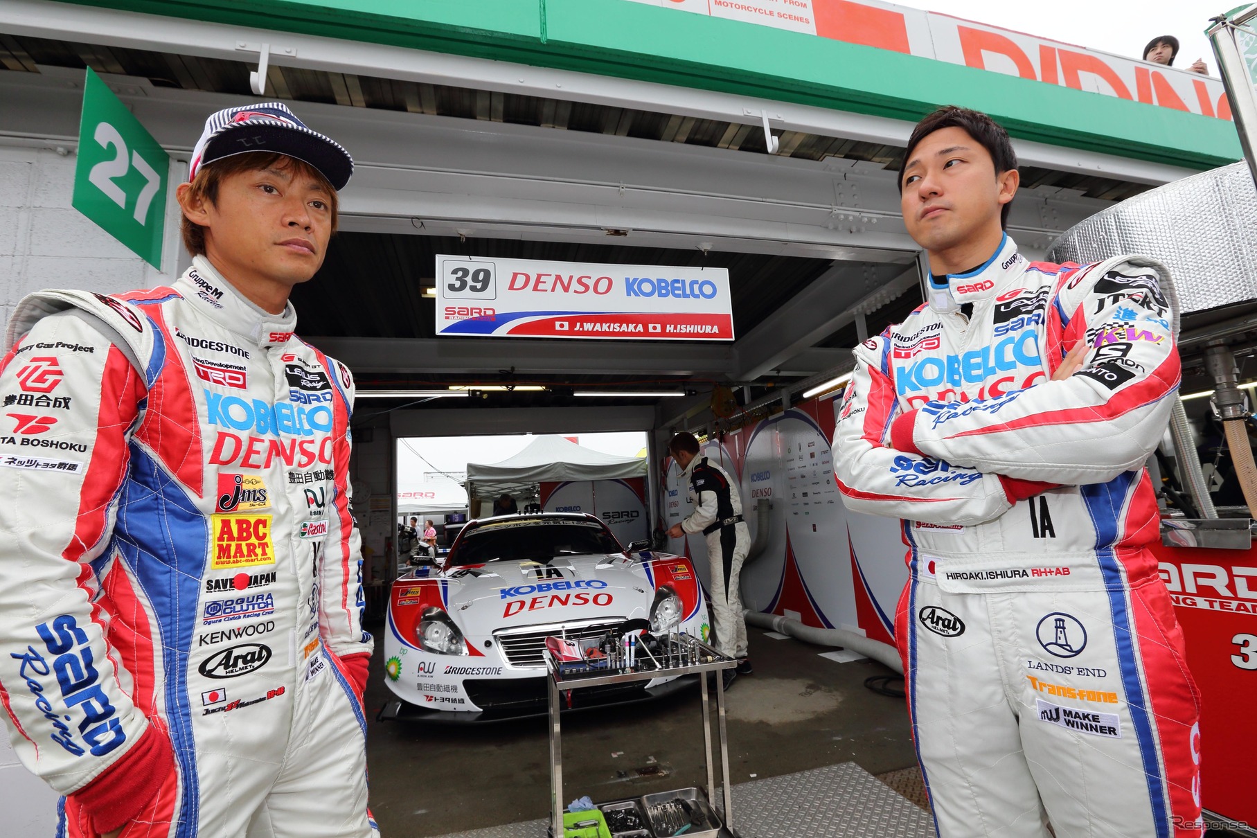 優勝を逃した脇阪寿一（左）と石浦宏明の#39 SC430。写真：TOYOTA
