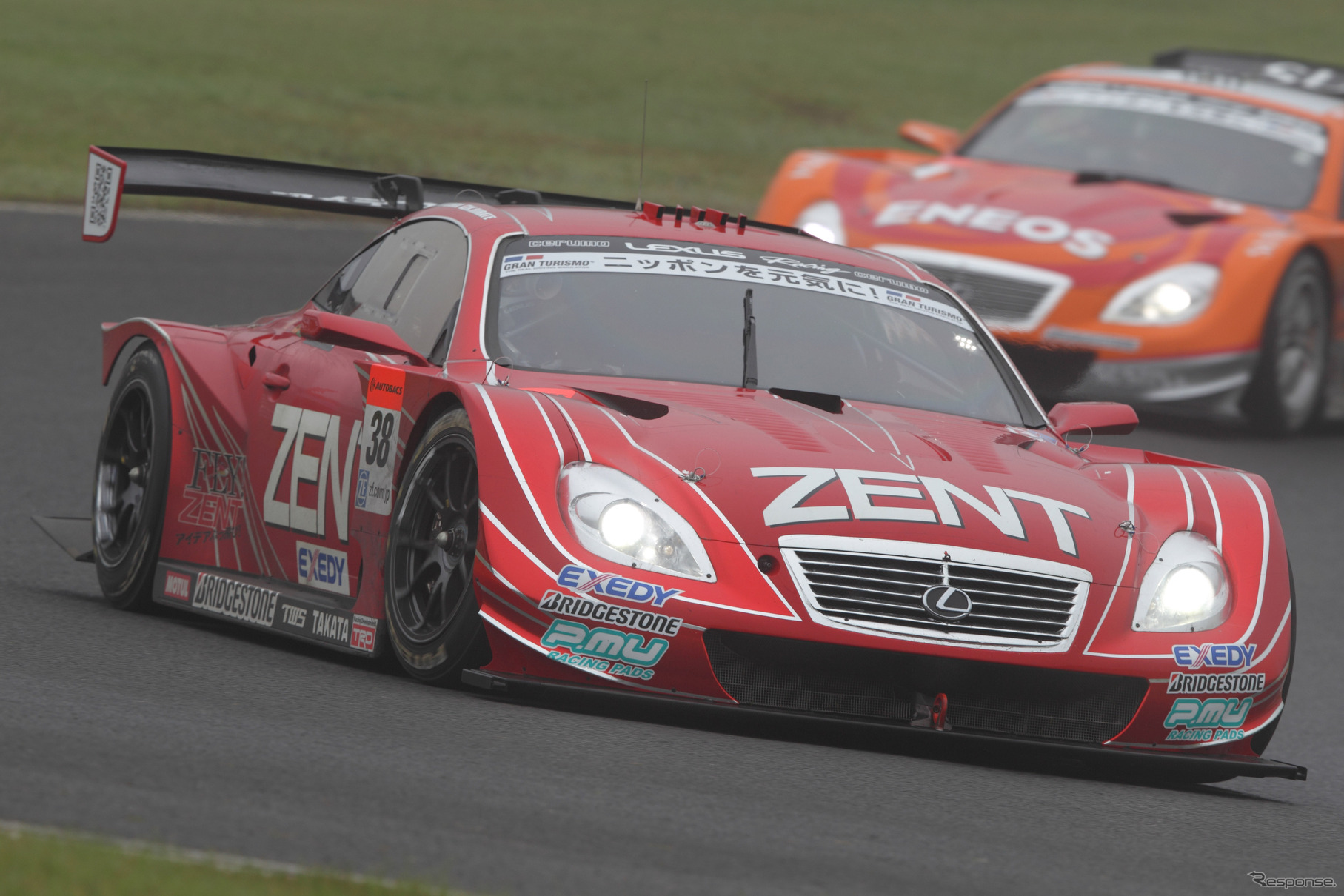首位に立った#38 SC430だが、混戦のなかで無念のスピンオフ。写真：TOYOTA