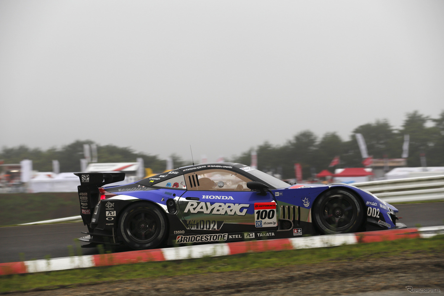 終盤の波乱でノーポイントに終わった#100 RAYBRIG HSV-010（伊沢&小暮）だが、ポイントリーダーの座は維持。写真：Honda