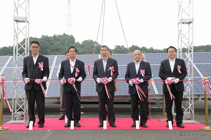 テープカットをする田代有田町町長(左から2番目)、高田CEO(左から3番目)、坂本佐賀県 企業立地 統括監（右から2番目）