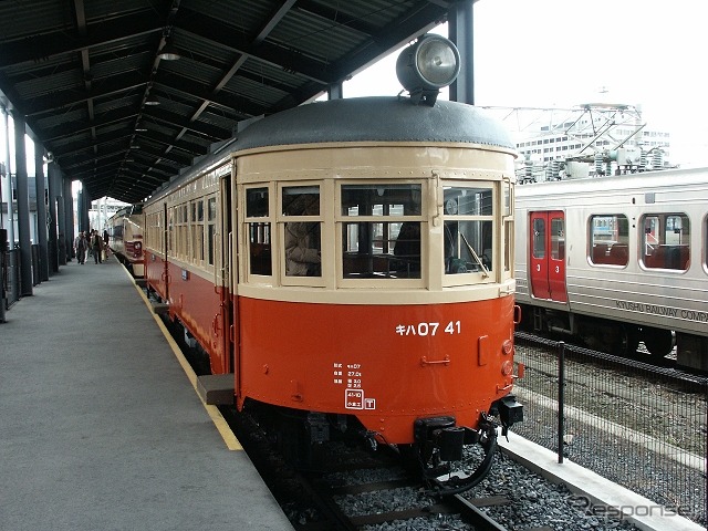 九州鉄道記念館で保存展示されているキハ07形気動車（キハ07 41）。