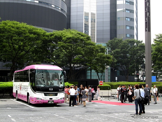 多くの報道陣が集まったウィラーの新宿ターミナル