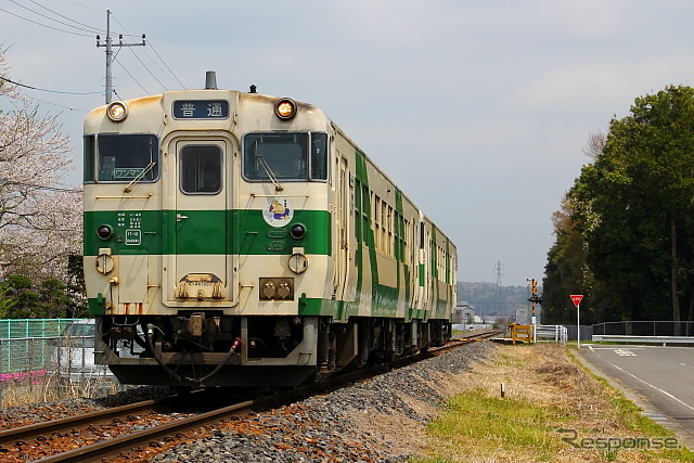 烏山線で運用されているキハ40系列の気動車。最終的には全ての列車がEV-E301系に置き換えられる予定。