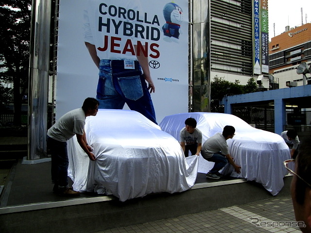 新宿駅東口に展示されたトヨタ『カローラ フィールダー ハイブリッド』と“ジーンズラッピングカー”