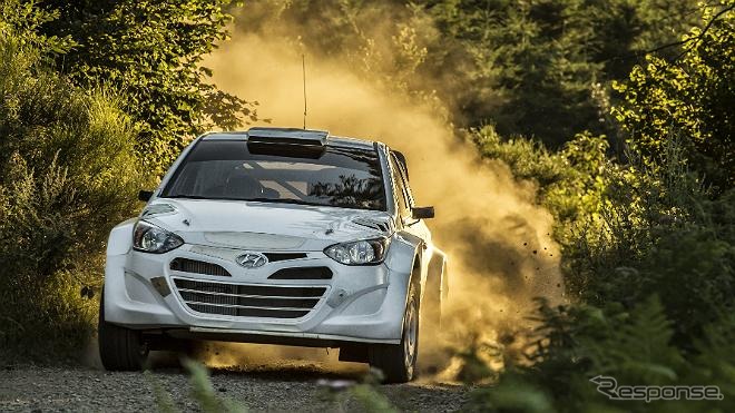 初公開された砂利道上テストを行うヒュンダイi20 WRC