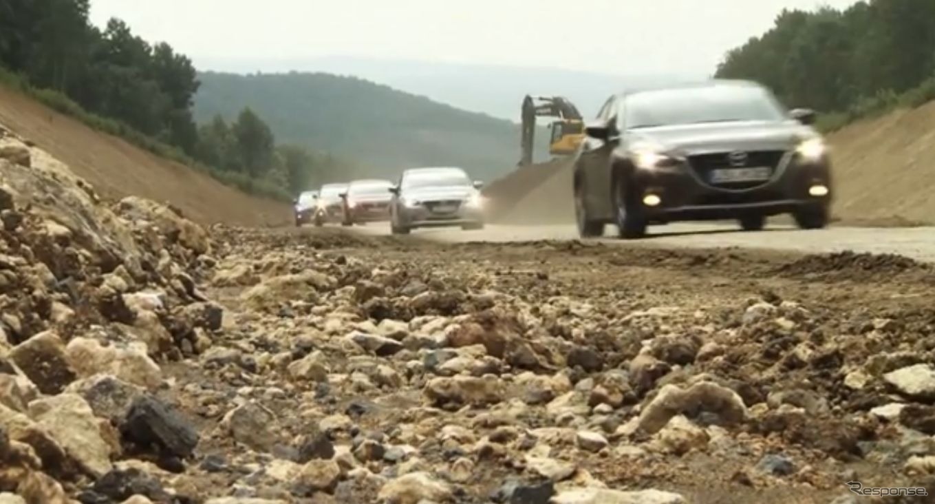 ロシアの荒れた道路を走行する新型マツダアクセラ