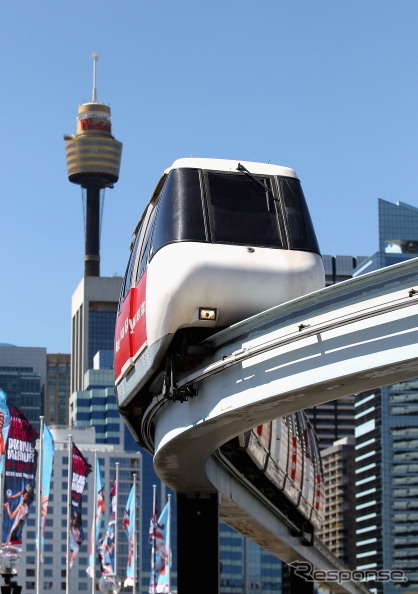今年6月で廃止され、軌道の撤去が始まるシドニーのモノレール。小型の車両を使用していた