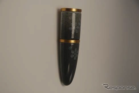今右衛門窯はランプシェードや一輪挿しを製作した。写真は一輪挿し。