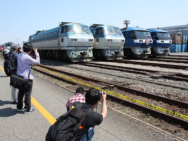 東京貨物ターミナルの一般公開イベントで展示されたEF66形100番台とEF210形。