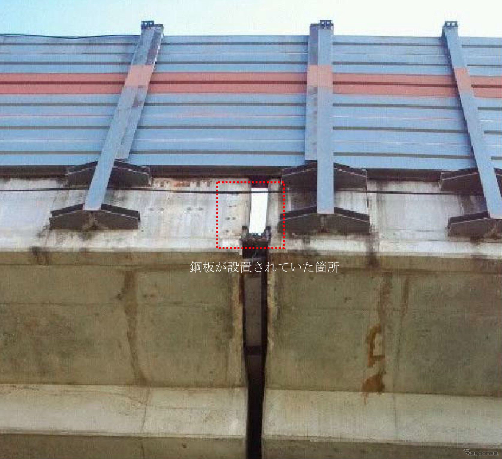 まん中の支柱下の隙間（ジョイント）を覆う形で金属板が取り付けられていた