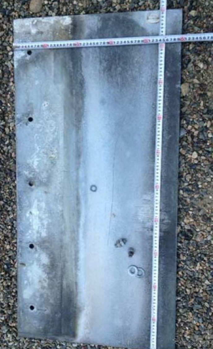 落下した金属板は、重さ30kg、100×50センチ、厚さ9ミリあった