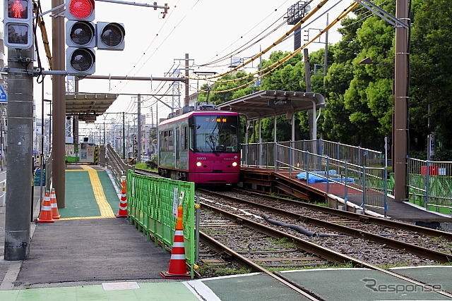 新たな三ノ輪橋方面ホームの脇を通過する電車