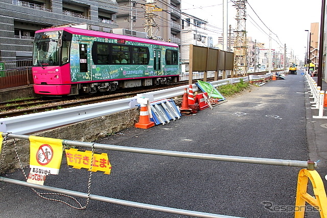 従来の三ノ輪橋方面ホームの南側に新たに敷設された車道・歩道