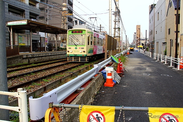 従来の三ノ輪橋方面ホームの南側新たに敷設された車道・歩道