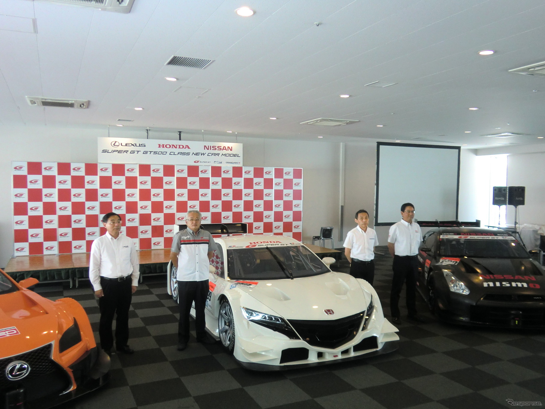 3社合同での発表会。左からレクサスLF-CC、ホンダNSX、ニッサンGT-R。