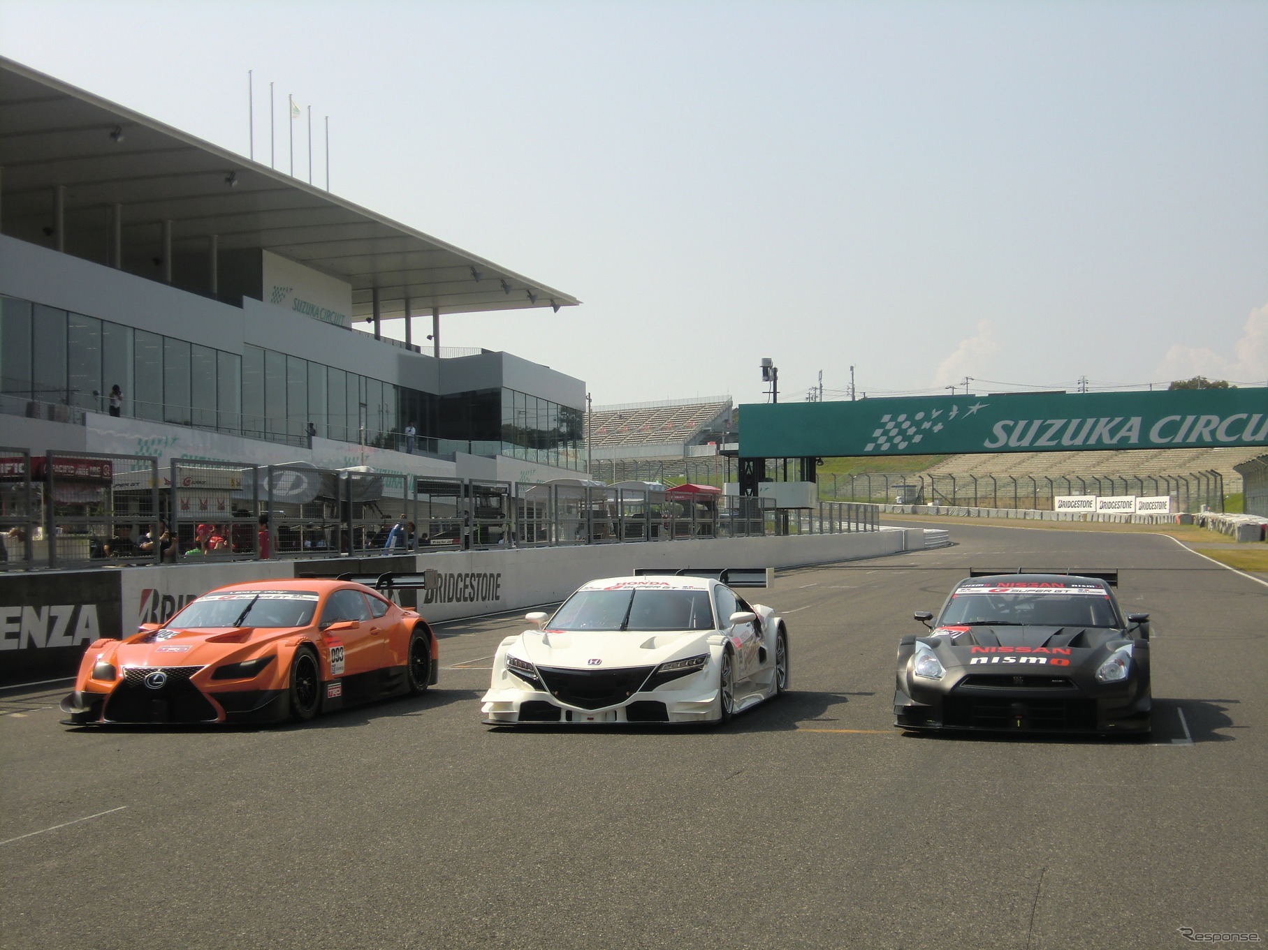 鈴鹿のコース上に並ぶ、14年型GT500マシン。