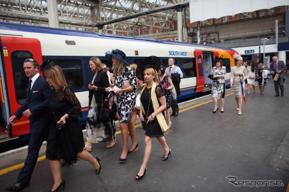 ロンドン・ウォータールー駅に停車中の「サウスウエスト・トレインズ」の列車
