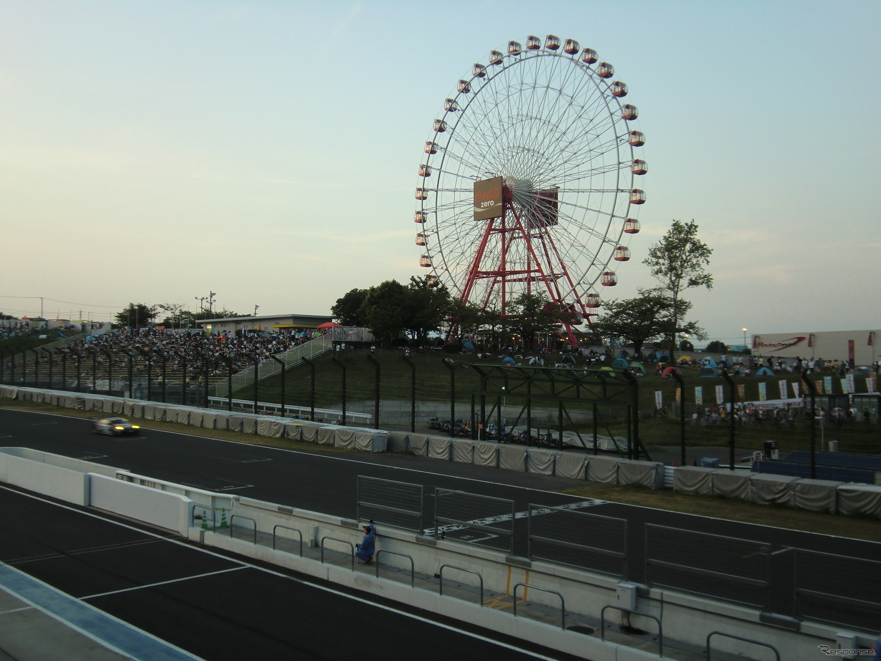夕闇到来とまではいかないが、陽が暮れゆくなかでのチェッカーフラッグとなった鈴鹿1000km。