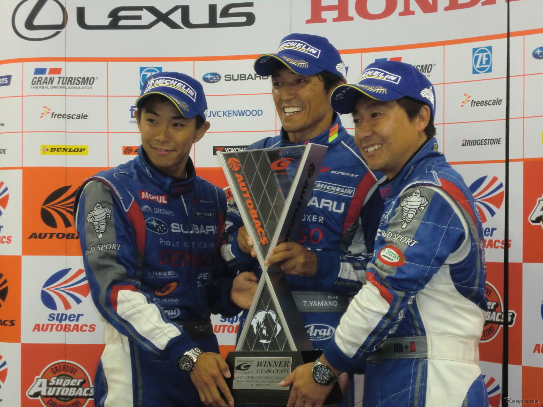 GT300優勝の井口、山野、佐々木（左から）。